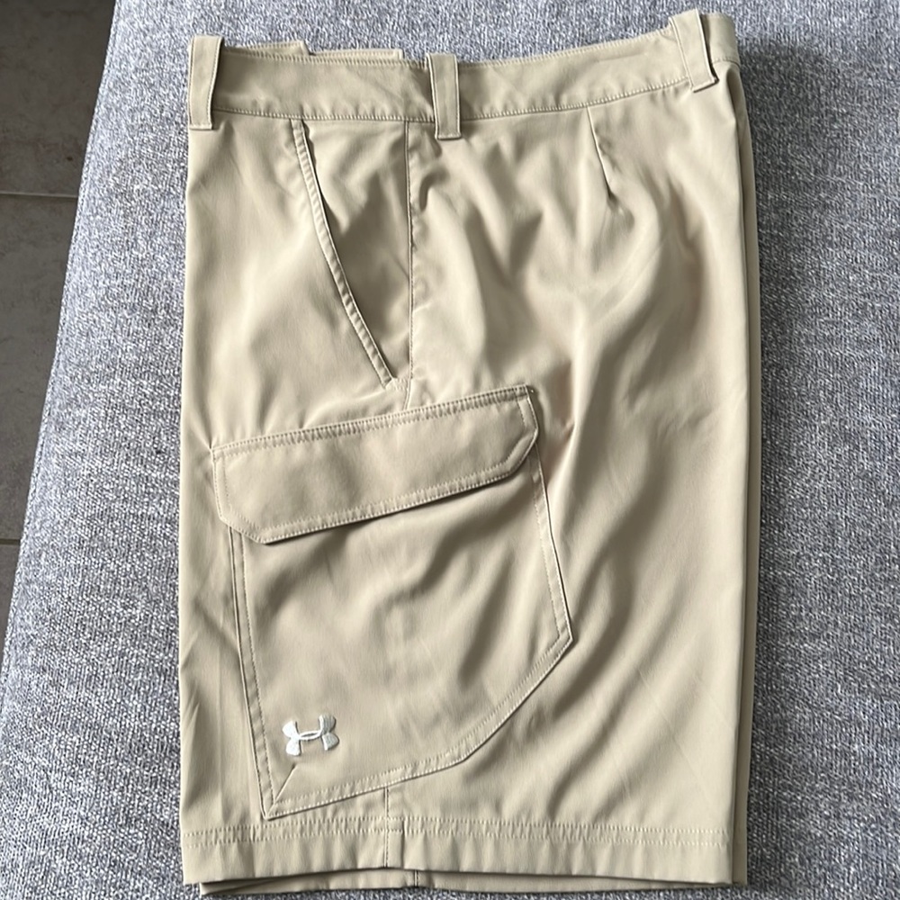 Mens Under Armour fishing shorts, size 36